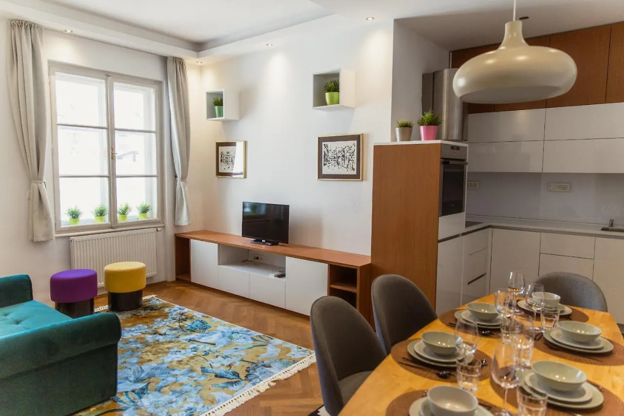 Top Location City Centre Condo In Historic Building With Free Garage Parking Ljubljana 0*,